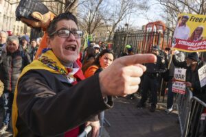 Tensión entre manifestantes divididos antes de audiencia de Maduro: «Yo sí soy venezolano» – AlbertoNews