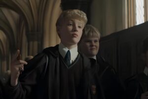 Tom Felton le extiende la mano al nuevo Draco Malfoy en la serie de Harry Potter
