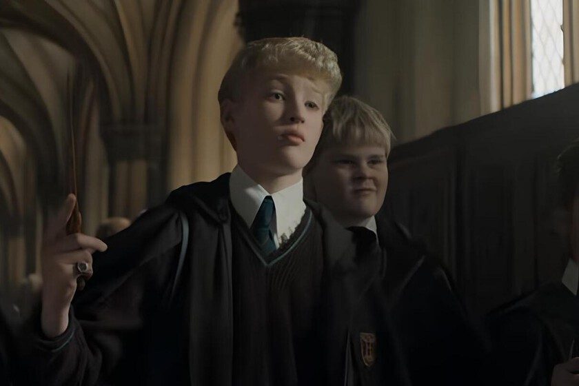 Tom Felton le extiende la mano al nuevo Draco Malfoy en la serie de Harry Potter