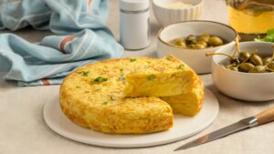 Tortilla de patata y calabacín, una receta económica para comer verduras de un modo diferente (con truco incluido)