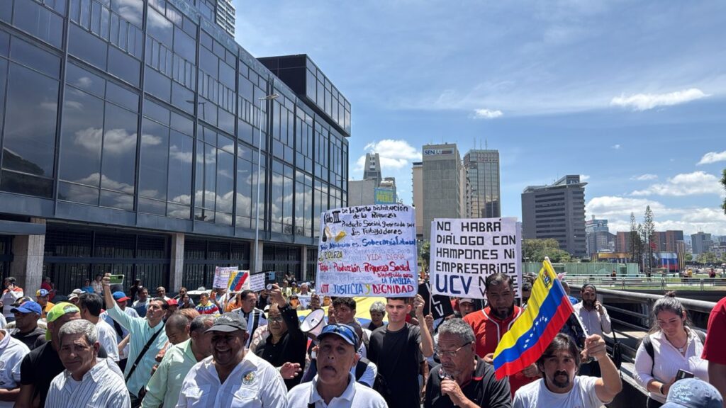 Trabajadores y estudiantes marchan en Caracas para exigir aumento salarial y pensiones dignas