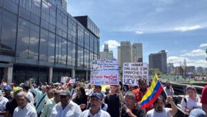 Trabajadores y estudiantes marchan en Caracas para exigir aumento salarial y pensiones dignas
