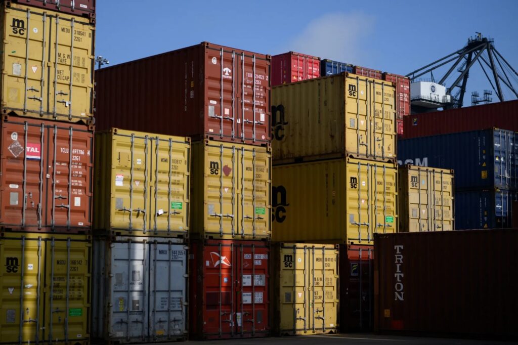 Tres acusados por violar leyes de exportación de EEUU y desviar servidores de IA a China - AlbertoNews