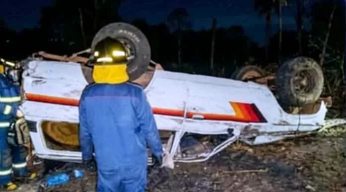Tres muertos y cinco heridos en vuelco de camioneta