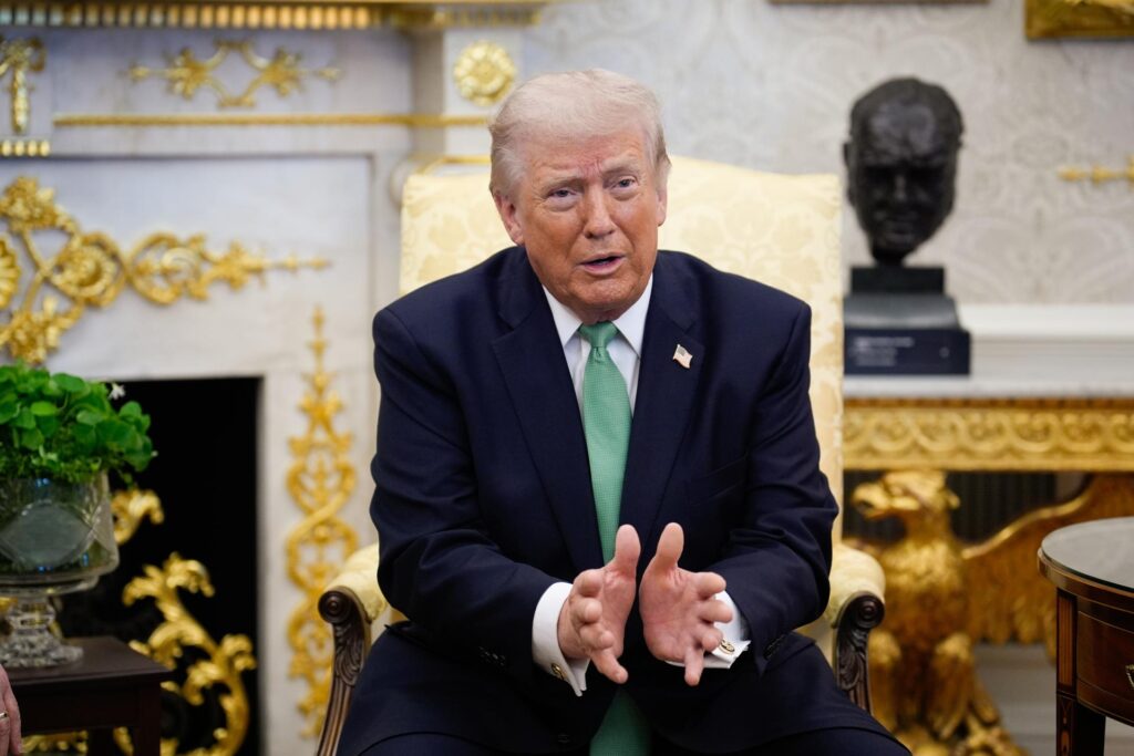 Trump: Irán quiere pactar pero lo niega por miedo a "ser asesinados por su propia gente" - AlbertoNews