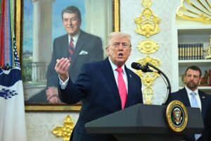Trump afirma que Irán le dio «un regalo muy grande» relacionado con el estrecho de Ormuz