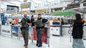 Trump despliega a agentes de ICE en aeropuertos ante el bloqueo del presupuesto de Seguridad Nacional y para presionar a los demócratas | elperiodico.com