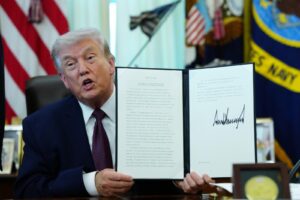 Trump firma orden para limitar el voto por correo y crear una lista nacional de electores