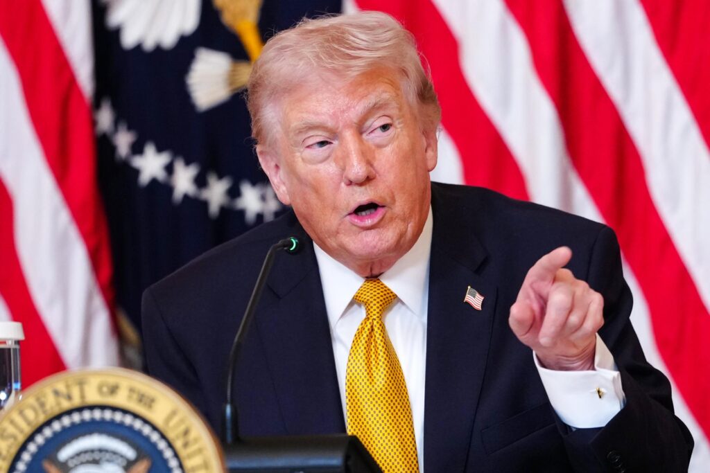 Trump insiste que hay "conversaciones serias" con un nuevo régimen iraní, al que amenaza - AlbertoNews
