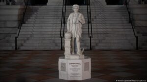Trump instala una estatua de Colón junto a la Casa Blanca