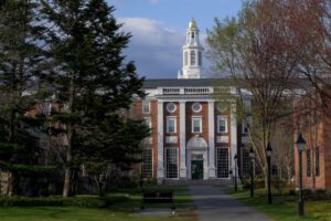 Trump multiplicó su ofensiva legal contra Harvard con nuevas investigaciones federales