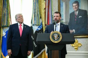 Trump nombra a un hombre leal como secretario de Seguridad Nacional para que continúe con la represión migratoria pero sin polémicas | elperiodico.com
