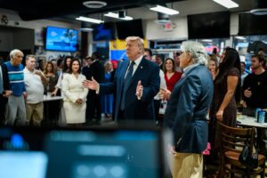 Trump se reunió con miembros de la comunidad venezolana en el restaurante El Arepazo de Doral – AlbertoNews