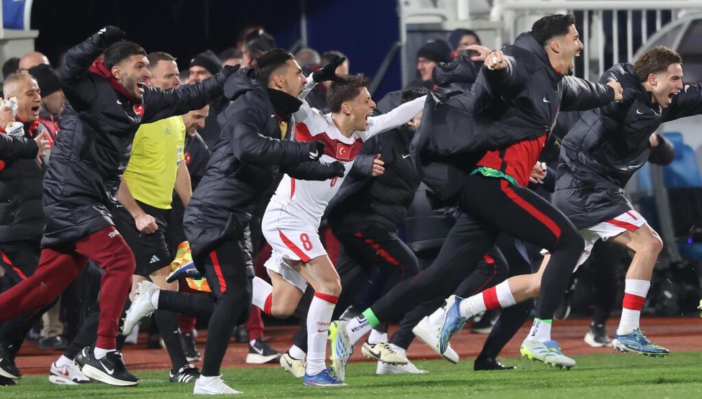 Turquía venció a Kosovo para acabar su sueño de ir por primera vez a un Mundial
