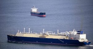 Un ataque iraní incendia un «superpetrolero» de Kuwait en Dubái y provoca el temor a un posible vertido de crudo