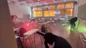 Un grupo de alumnos armó una “batalla” de bengalas dentro de un salón de clases (VIDEO)