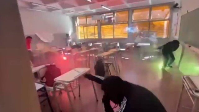Un grupo de alumnos armó una “batalla” de bengalas dentro de un salón de clases (VIDEO)