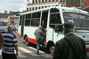 Usuarios y transportistas enfrentados por la tarifa de pasaje a 100 bolívares