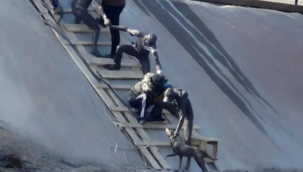 VIDEO: inmortalizan en una escultura “el heroico rescate” a un perro que se volvió viral