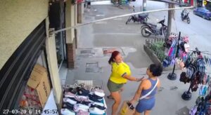 VIDEO: pelea a cuchillos en una calle de Colombia acabó con una venezolana muerta y su agresora libre