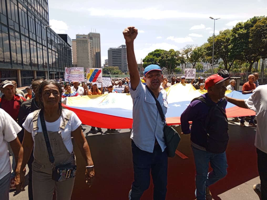 VIDEOS: trabajadores universitarios protestan en Plaza Venezuela para exigir aumento de salario #25Mar