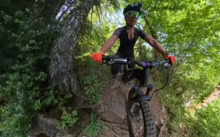 VIRAL: Una influencer de OnlyFans casi grabó su propia muerte mientras recorría un acantilado en bicicleta (VIDEO)