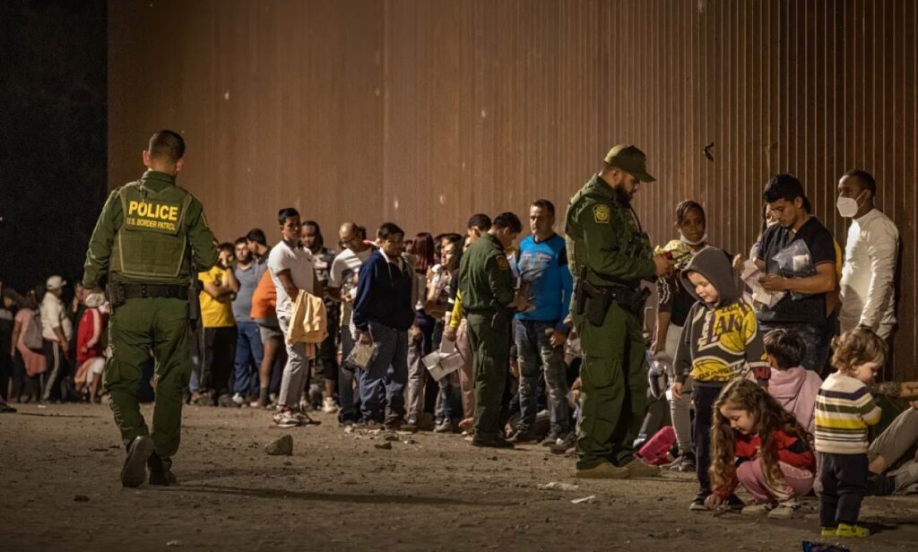 Venezolanos y cubanos, los más afectados por pagos de trámites migratorios congelados en EE UU
