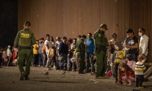 Venezolanos y cubanos, los más afectados por pagos de trámites migratorios congelados en EE UU