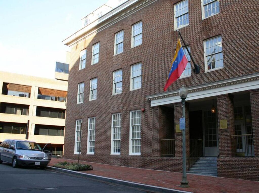 Venezuela inicia recuperación de su Embajada en Washington