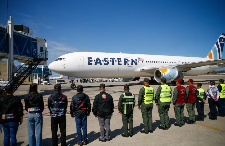 Venezuela recibe otro vuelo con 146 venezolanos deportados de EE.UU. - AlbertoNews