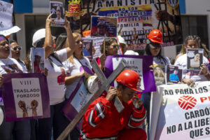 Viacrucis frente al TSJ: familiares exigieron liberación de 170 trabajadores de Pdvsa (Fotos)