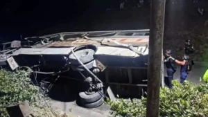 Vuelco de bus con misión evangélica deja tres muertos y heridos