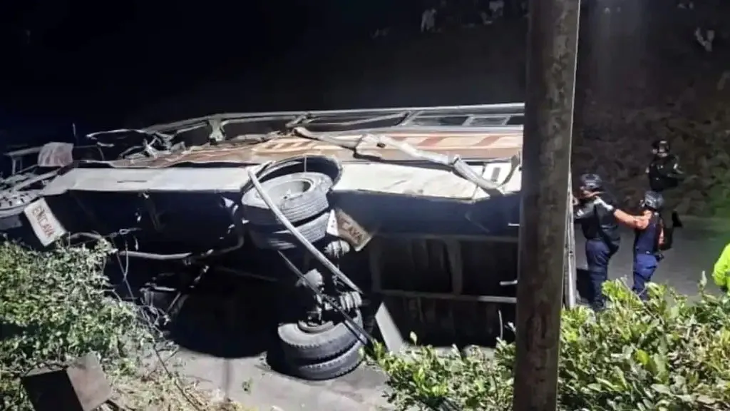 Vuelco de bus con misión evangélica deja tres muertos y heridos