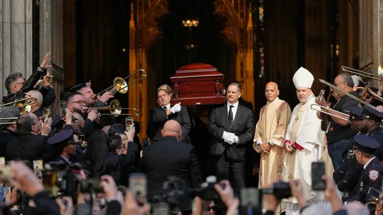Willie Colón es despedido en una misa pública en Nueva York