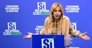 la ministra de Turismo se niega a dimitir