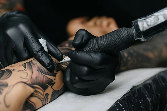 qué ocurre en el cuerpo cuando la tinta ingresa en la piel