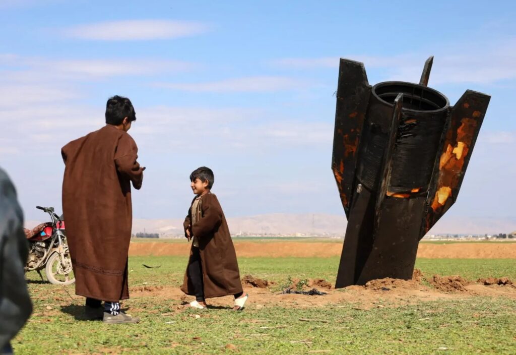 ¡Insólito! Niños juegan junto a un misil iraní sin detonar que cayó en zona rural de Siria (FOTOS)
