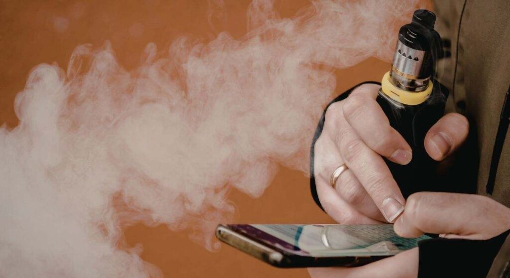 ¿Vapeas pensando que es más seguro? Esto es lo que los todos expertos advierten sobre tu salud oral