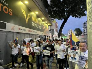 «100 días, 100 luces por la libertad”: Familiares de presos políticos exigen libertad frente a El Helicoide – AlbertoNews