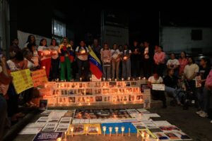 Familias de presos políticos realizaron la tradicional Quema de Judas frente a El Helicoide (Video) – AlbertoNews