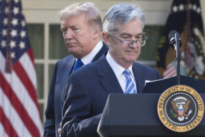 Trump amenaza con despedir a Powell si permanece en la Reserva Federal al final de su mandato