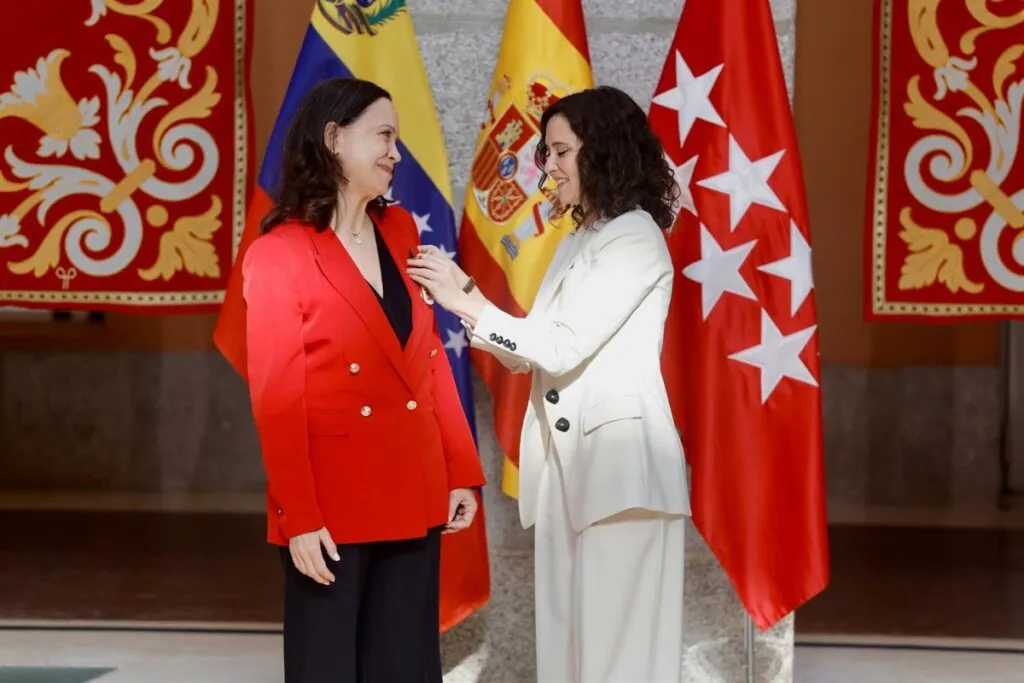 Ayuso impone la Medalla de Oro a María Corina Machado mientras "socialismo del siglo XXI está de guateque en Barcelona"