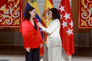 Ayuso impone la Medalla de Oro a María Corina Machado mientras «socialismo del siglo XXI está de guateque en Barcelona» | europapress.es