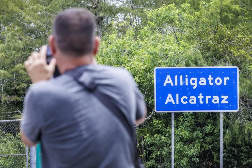 Corte de apelaciones EEUU permite que siga abierto centro migratorio Alligator Alcatraz