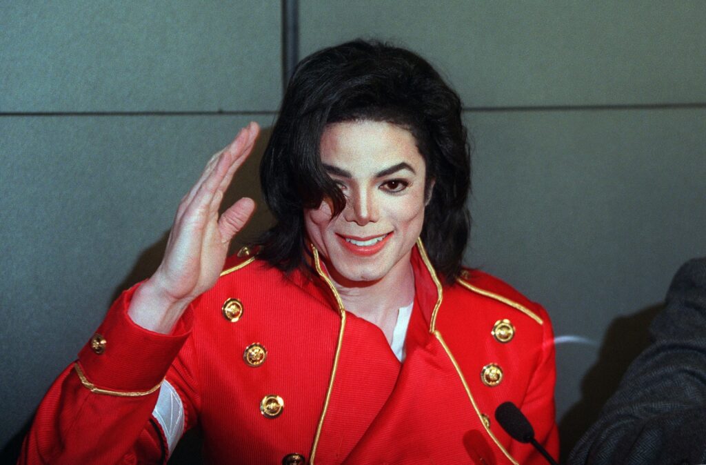 Los herederos de Michael Jackson enfrentan una demanda por presunto abuso y manipulación