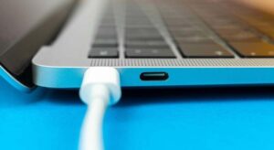 A partir de finales de abril todos los cargadores de portátiles desaparecerán en la UE: la carga será obligatoriamente USB C