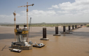 Abandono total: Así luce el puente sobre el Orinoco que costó miles de millones y nunca se terminó (VIDEO)