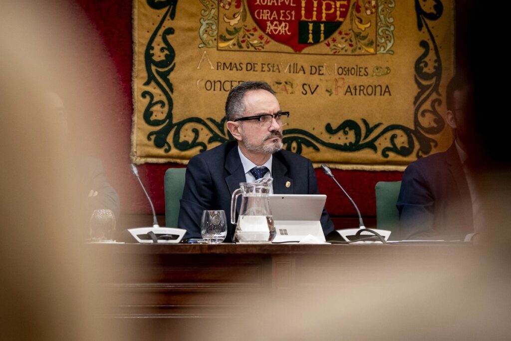 Admitida la querella de una exedil por presunto acoso contra el alcalde de Móstoles y el PP