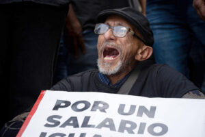 Adultos mayores de Venezuela esperan aumento generoso en el Día Internacional del Trabajador