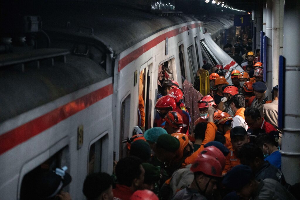 Al menos 14 muertos y más de 80 heridos en un choque entre dos trenes en Indonesia